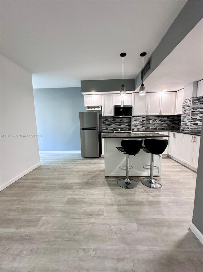 Building Photo - 999 Brickell Bay Dr