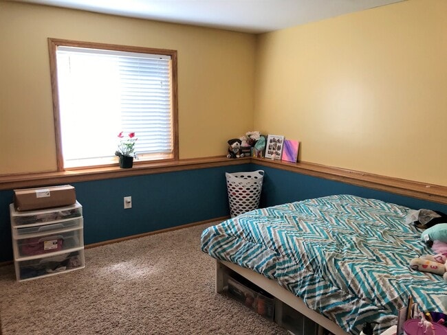 Building Photo - Fenced-in Yard + West Side of Manhattan + Washer & Dryer Included + 2-Car Garage! Available July ...