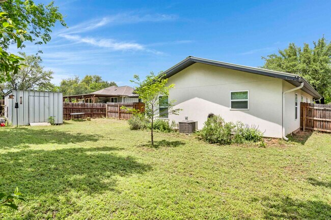 Building Photo - 501 E Ash Dr