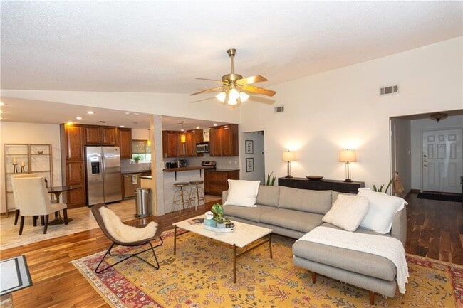 Building Photo - 4802 Summerset Trail