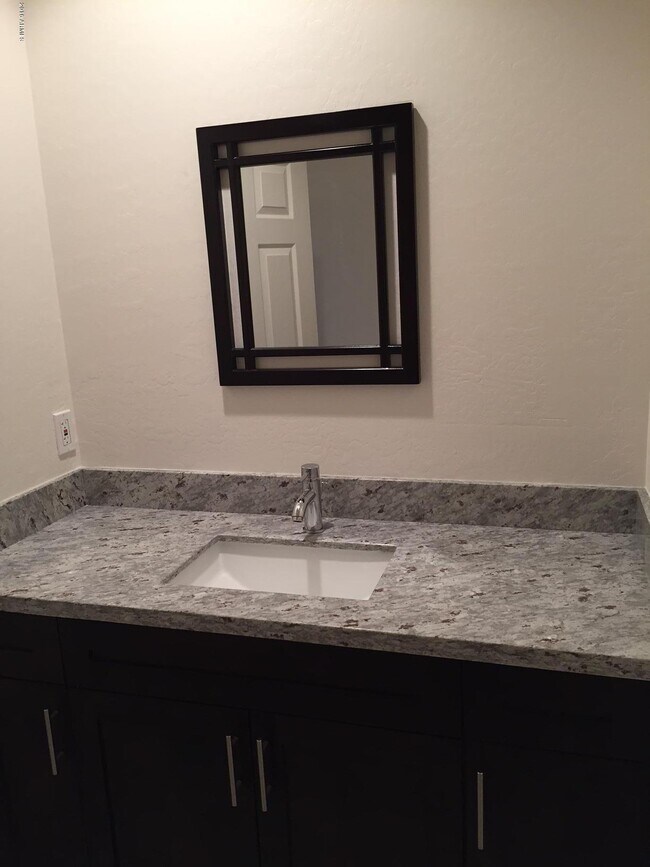 Building Photo - 1502 E Dunlap Ave