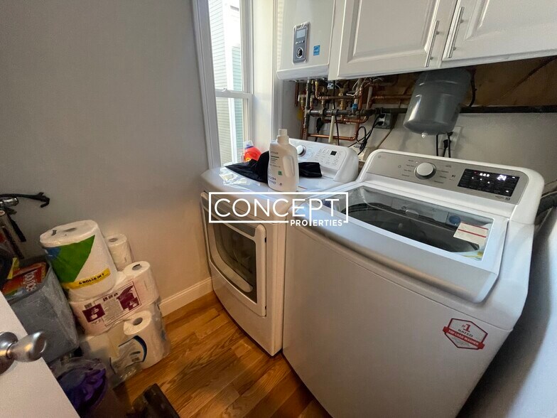 Building Photo - 721 Parker St