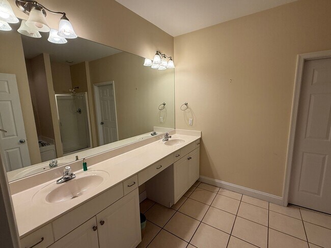 Building Photo - Chelsea Park - One Level 2 Bedroom on a Cu...