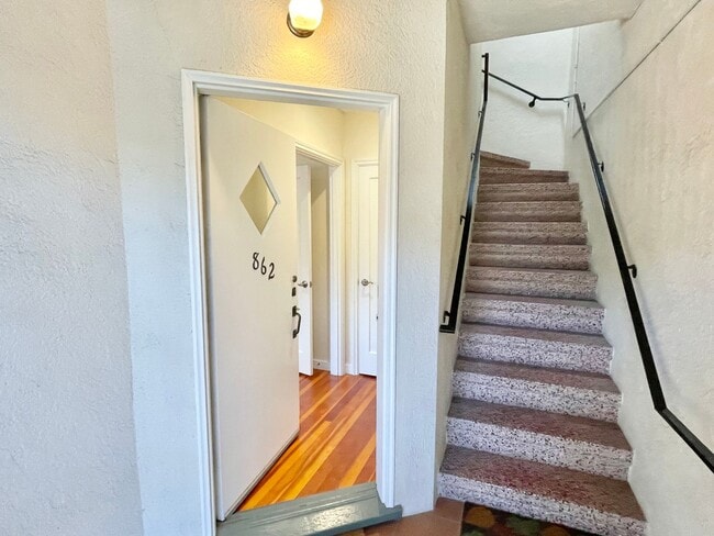 Building Photo - 1BR/1BA Remodeled Garden Unit! Charm Galor...