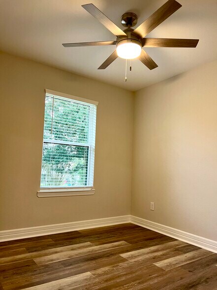 Building Photo - 545 S 28th St