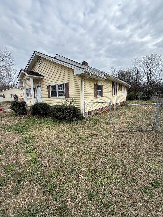 Building Photo - 75 E 3rd St NE