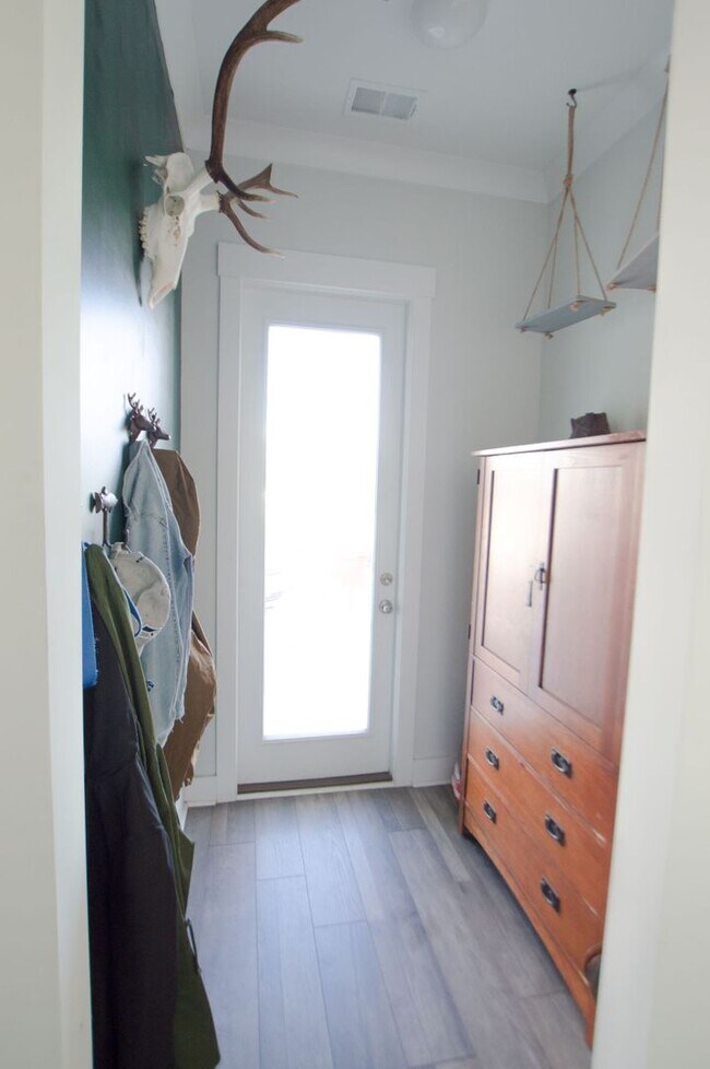Building Photo - Charming Home in Mixson!