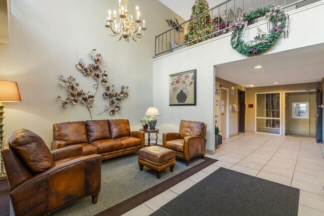 Building Photo - Cozy & sweet 1/1 condo in Lake Oswego with covered parking and storage included!