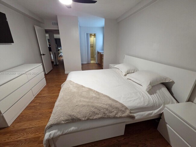 Building Photo - 3750 Inverrary Dr