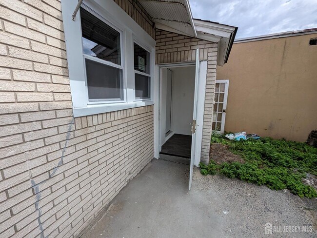Building Photo - 121 Kossuth St