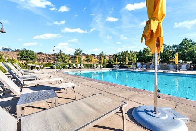 Building Photo - Light and bright 4 bedroom 3 bath beauty i...