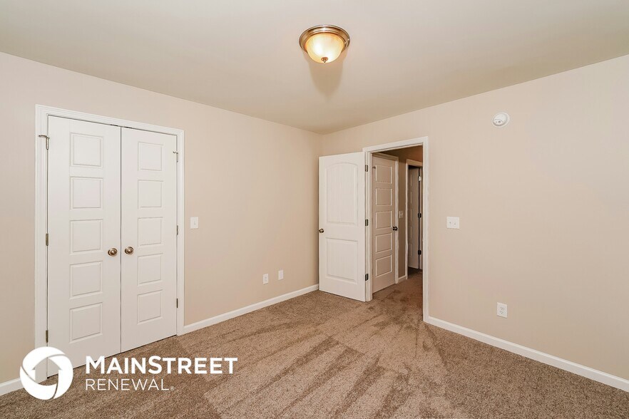 Building Photo - 2554 Summit Park Rd