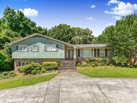 Building Photo - Spacious 3 BR/2 BA Duplex in Austell!