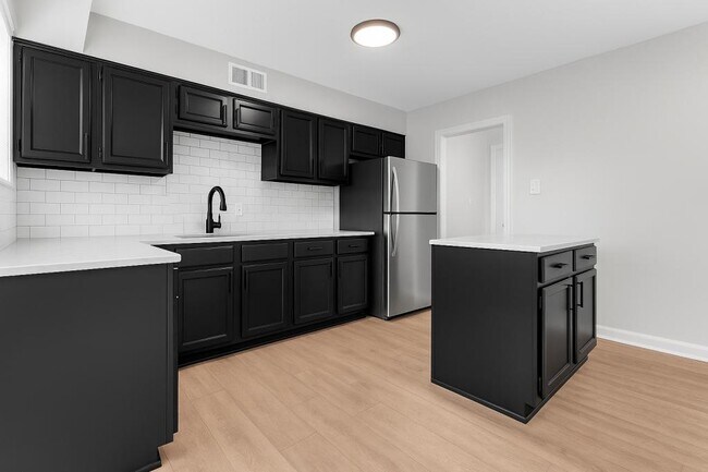 Building Photo - 4829 Bradford Dr