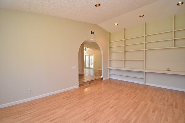 Building Photo - $3,790 4 BEDROOM VERY NICE REMODELED CENTR...