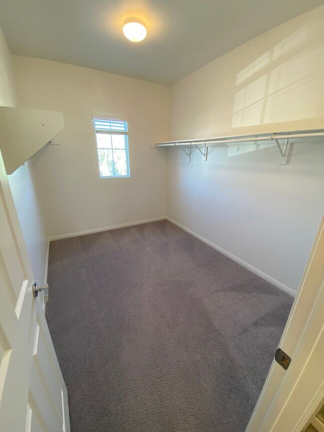 Building Photo - Beautiful 4 bed/3 home located in Henderson.