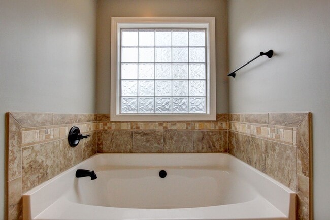 Building Photo - Executive Home on Cul de sac off exit 8.  Hurry.