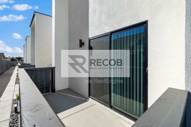 Building Photo - 1638 Elm Ave