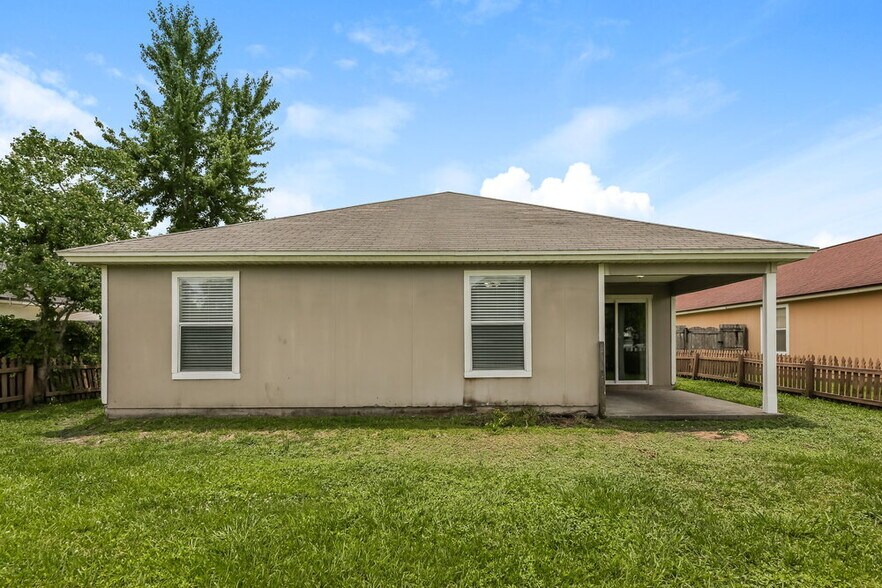 Building Photo - 2000 Hunters Trace Cir