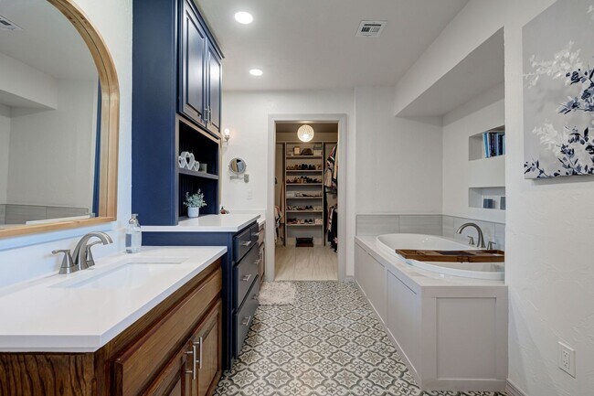 Building Photo - 7808 Forest Ln