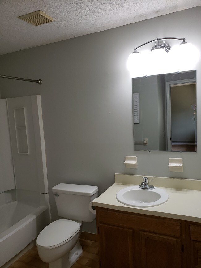 master bathroom - 4411 Kaplan Dr