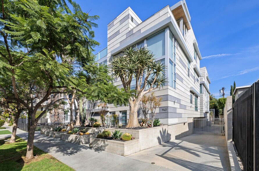 Primary Photo - 742 N Hudson Ave