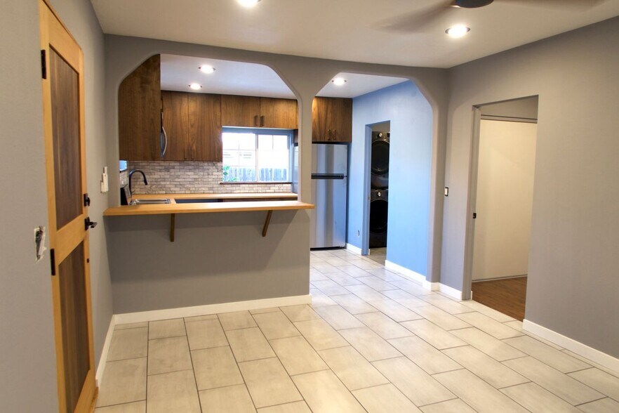 Building Photo - 3547 E Green St