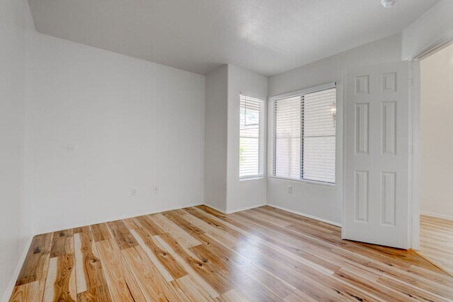 Building Photo - Beautiful 2 Bedroom Home Backing to Greenbelt