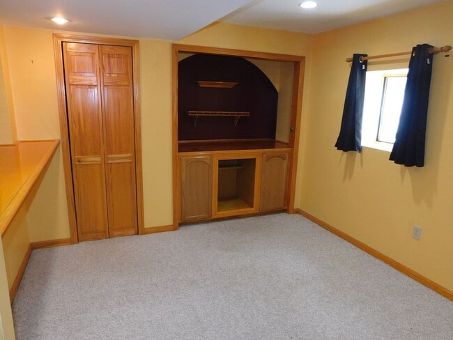 Building Photo - 3 Floor Condo Located In Country Setting -...