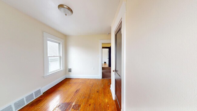 Building Photo - 2 bedroom/1 bath (upper unit)- 1ST MONTH FREE IF LEASE SIGNED BY 10/15