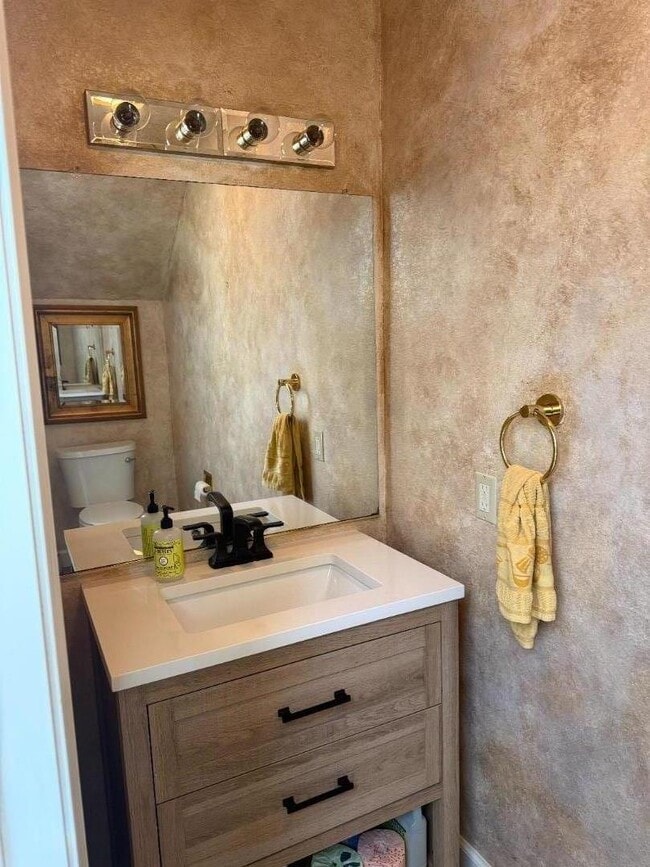 Building Photo - 27 Tulip Ln