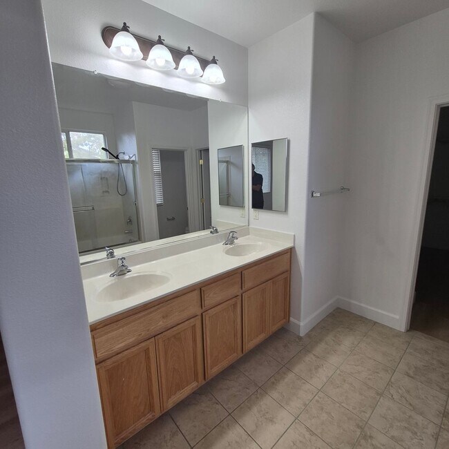 Building Photo - Natomas Home available for Speedy Move in.