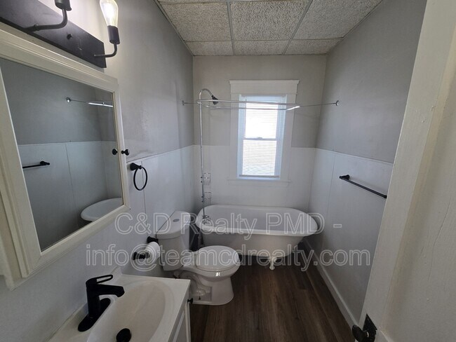 Building Photo - 2800 E 124th St