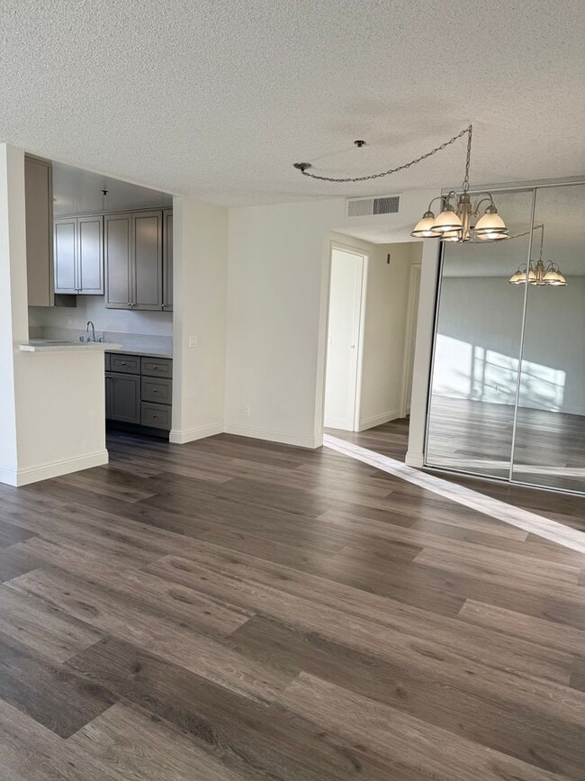 Building Photo - Prime Location! 2BR/2BA w/ Large Private Balcony