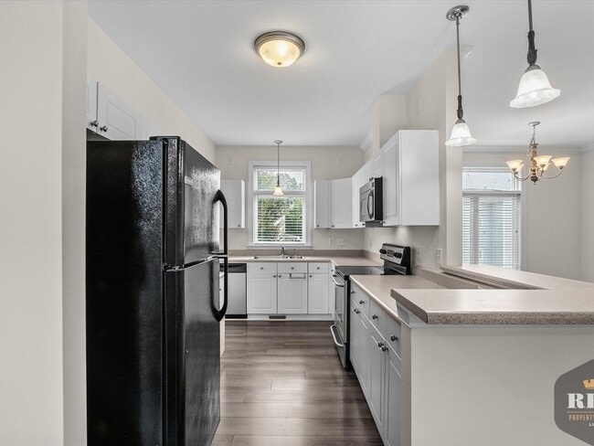 Building Photo - 3 Story Townhome, New Wood Floors, Great W...