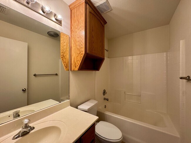 Building Photo - 3BR / 2BA Duplex in Hewitt, Texas | Midway ISD *Leasing Special Available*