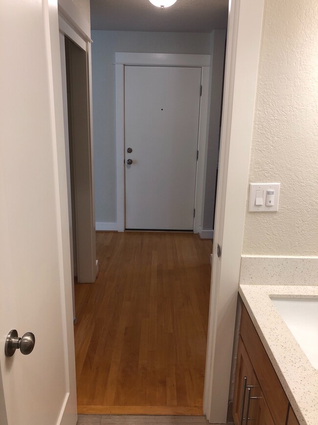 Building Photo - Clinton Abernathy Gorgeous Remodel 1br Har...
