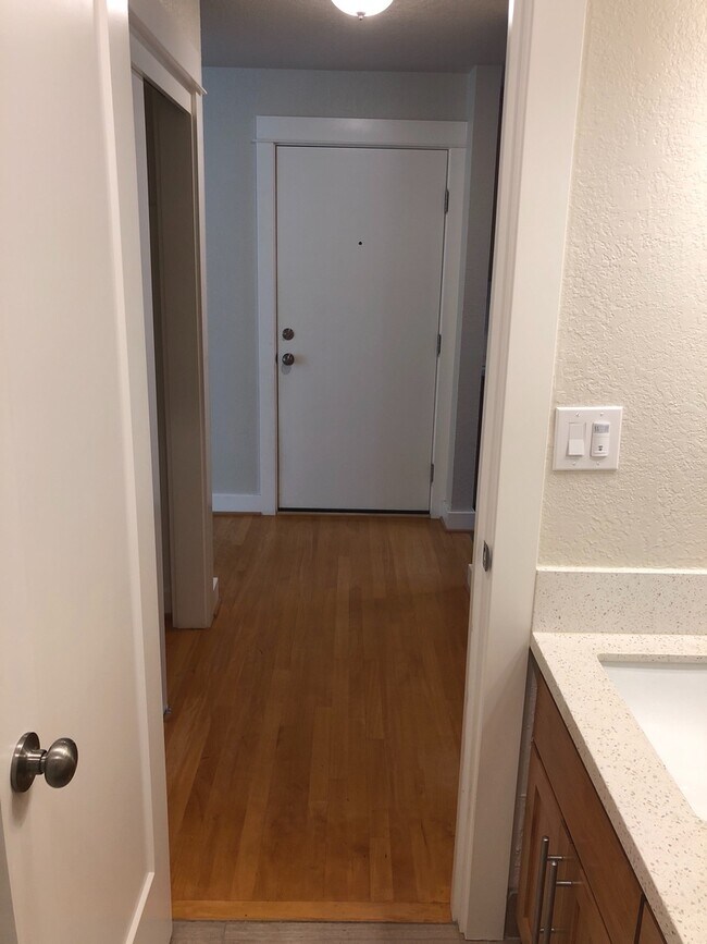Building Photo - Prime Location! Close to OHSU Modern Remod...