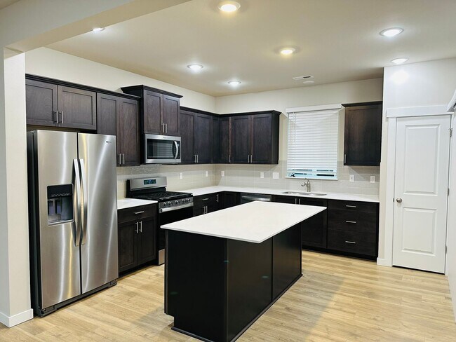 Building Photo - Newer 3-Story 3 Bedroom DR Horton Home in ...