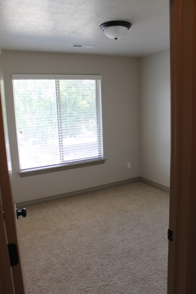 Building Photo - 825 S 90 E
