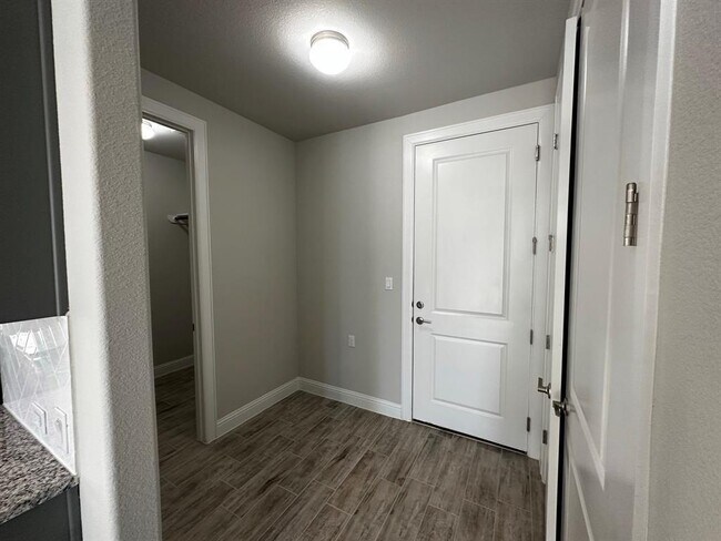 Building Photo - 109 Riverhill Dr