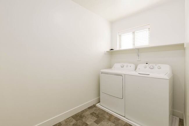 Building Photo - 4 bed | 2 1/2 bath | 2 car garage in Deser...