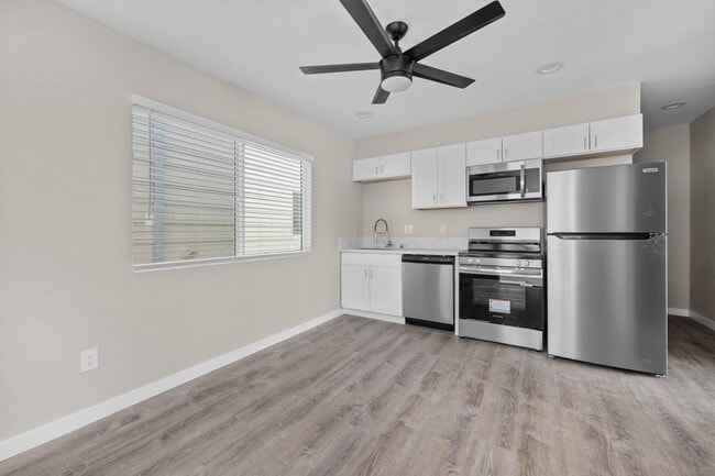 Building Photo - Bedrooms for Rent!
