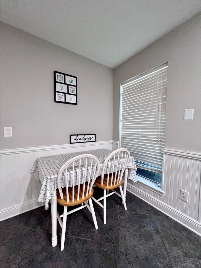 Building Photo - 7762 Pine Center Dr