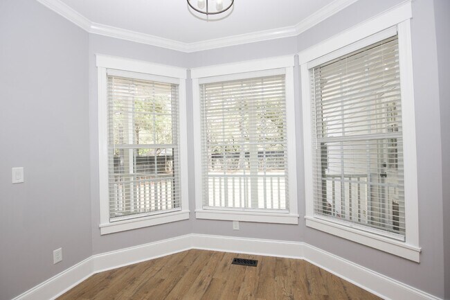 Building Photo - "Spacious and Inviting 2620 sq. ft. Home i...