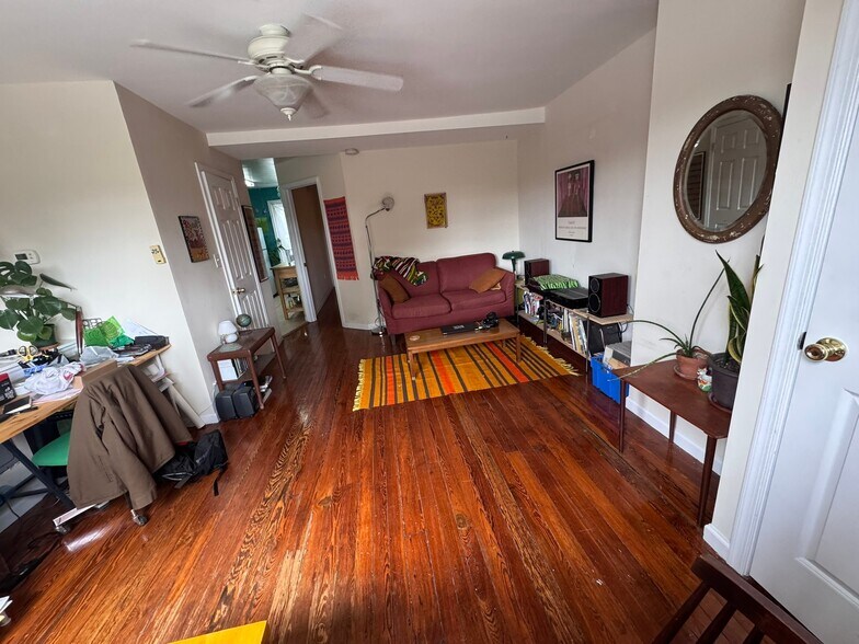 Building Photo - 160 Sumac St