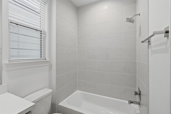Building Photo - 2709 Clinton Dr