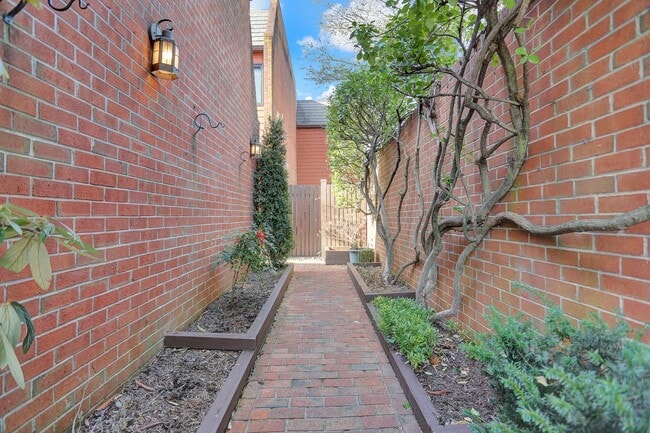 Building Photo - AMAZING SPACIOUS END UNIT TOWNHOUSE IN PRIME LOCATION