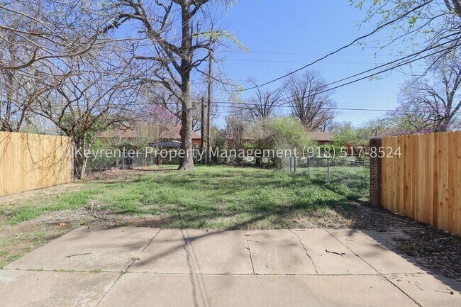 Building Photo - 6125 S Troost Ave