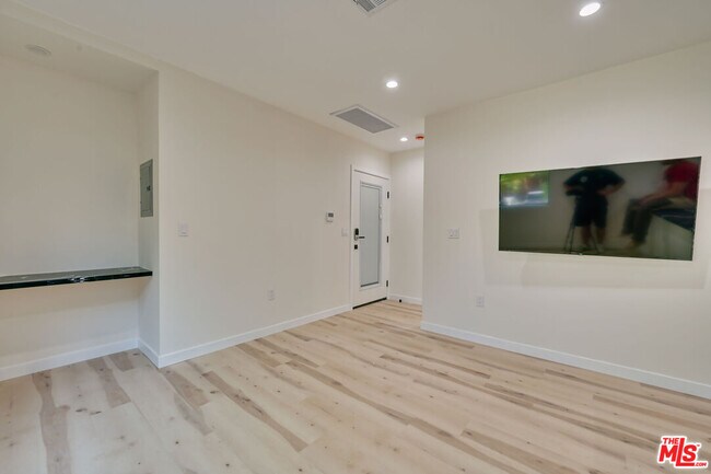 Building Photo - 843 Westbourne Dr